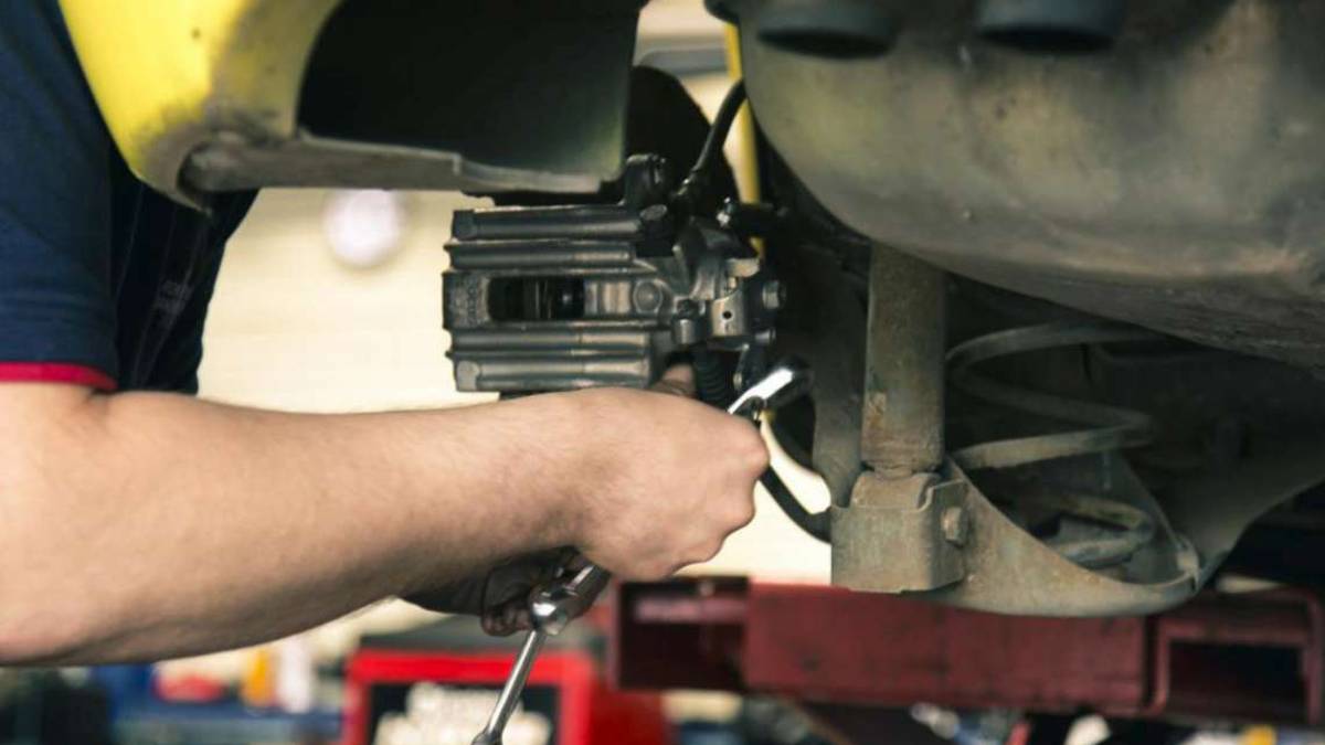 Rimini, serve una mano? Falso meccanico sabotava gli scooter e poi si offriva per ripararli