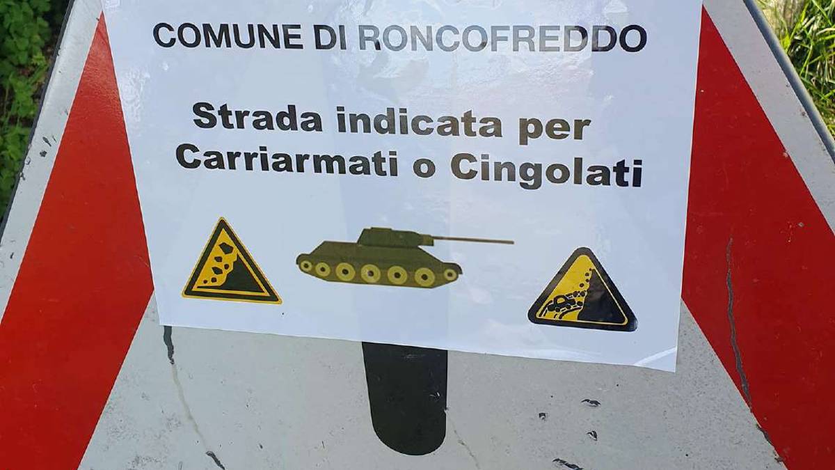 Roncofreddo, protesta per lo stato della strada con gli adesivi: Indicata per carri armati o cingolati