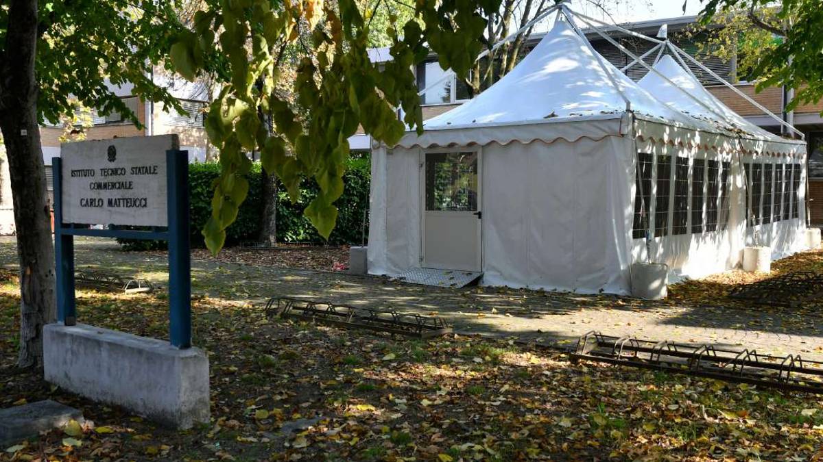 Forlì, tensostrutture all'esterno delle scuole per avere più spazi