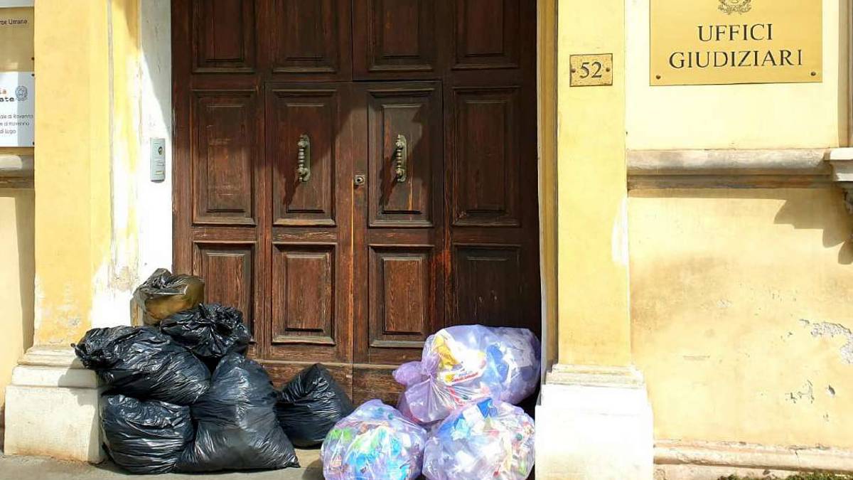 Lugo, sacchi di rifiuti da giorni davanti al tribunale