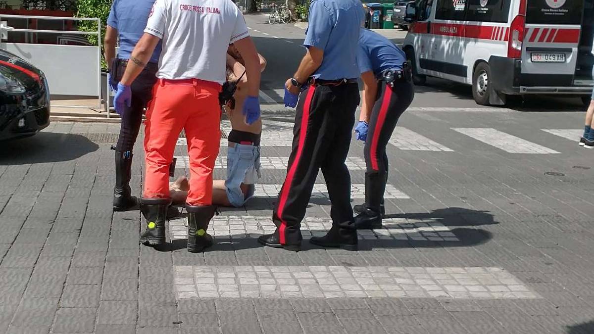 Gatteo, sfonda camera d'albergo per buttarsi poi blocca il paese