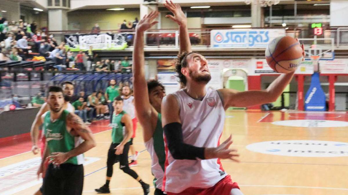 Basket B, Andrea Costa e uno Sgorbati multitasking