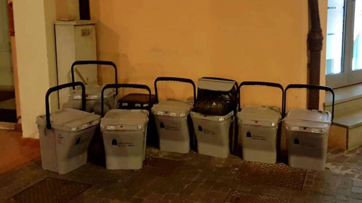 Lugo, lo strano caso dei bidoncini dei rifiuti: Non sono assicurati e non li usiamo