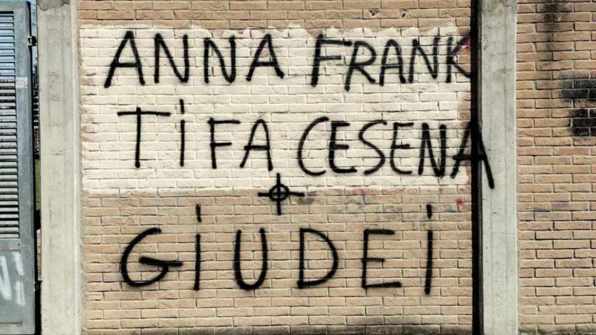 Scritta antisemita allo stadio di Rimini: Anna Frank tifa Cesena. Giudei