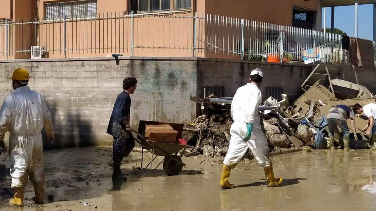 Volontari da tutta Italia per ripulire Faenza dal fango