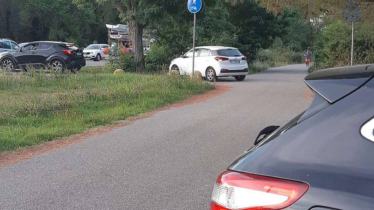 Sosta selvaggia a Marina di Ravenna. E la ciclabile usata come strada