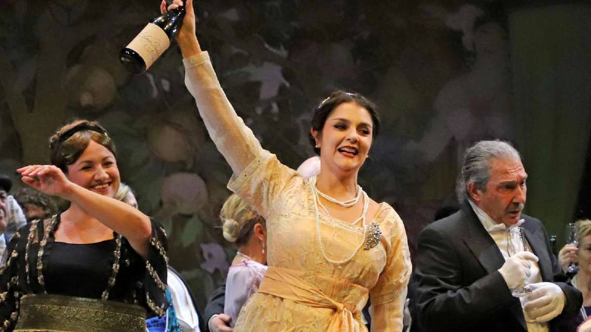Traviata, una donna forte tra uomini deboli