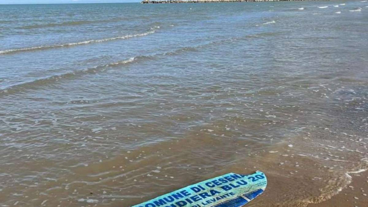 Cesenatico, il maltempo strappa cartello: ritrovato nel Gargano