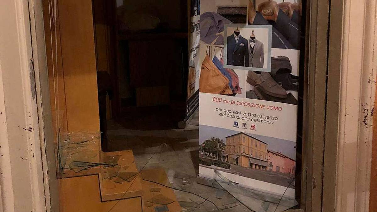 Lugo, vetrina rotta e sangue a terra: Pavaglione senza pace