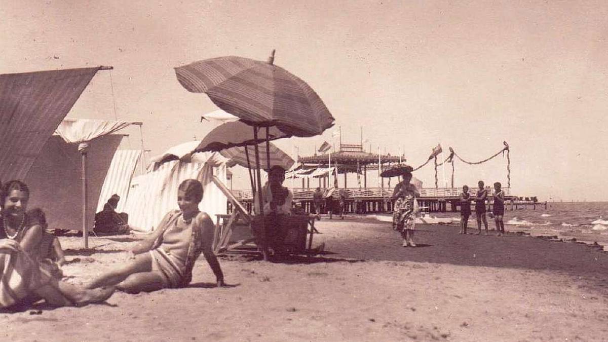Il quadrunviro e la biondona dai capelli alla maschietta