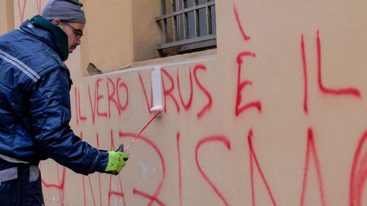 Imola, scritte no vax sui muri di scuole e Ausl
