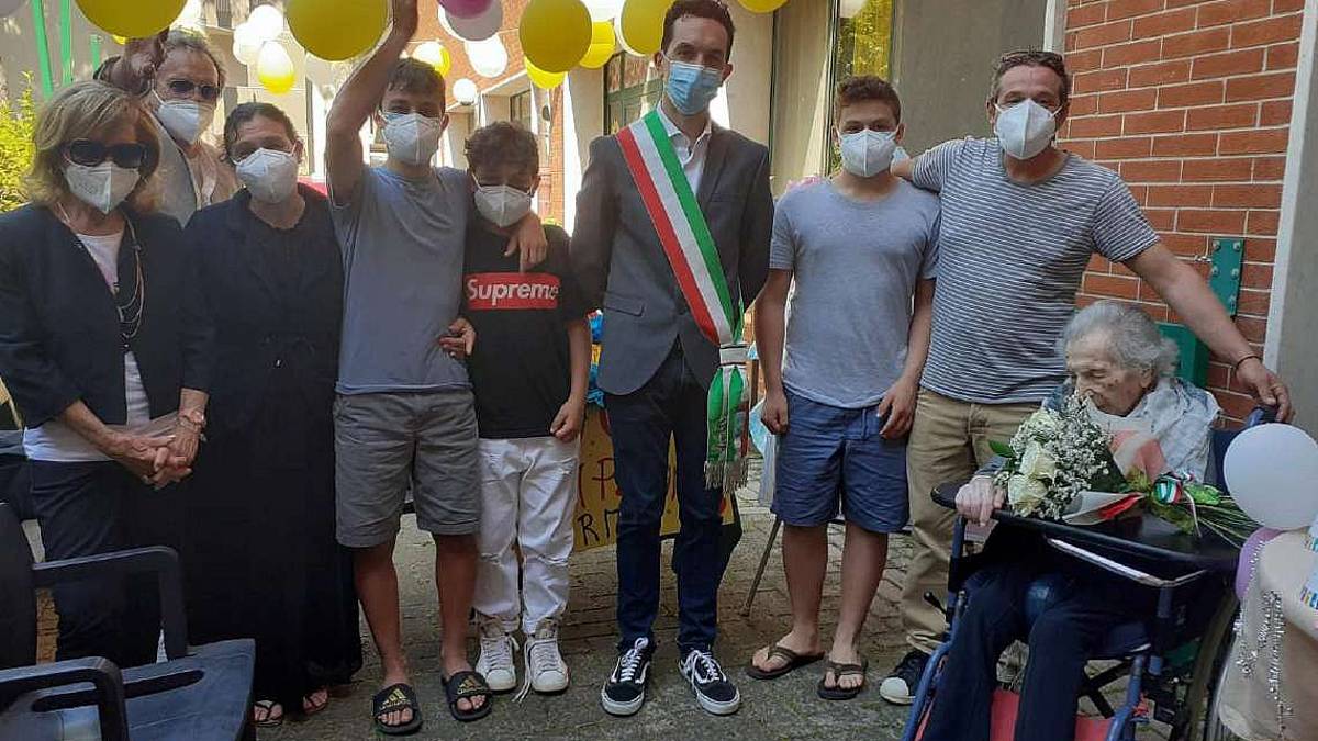 Cesenatico, il primo abbraccio per migliaia di bambini: festa per i 107 anni della storica ostetrica
