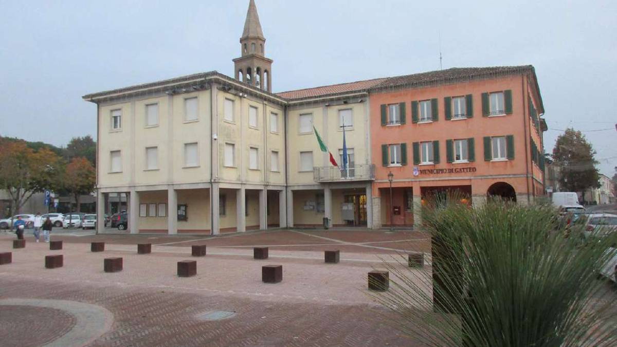 Errori nei lavori, rifatta la piazza del municipio di Gatteo