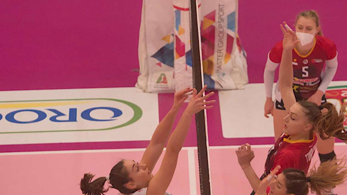 Ravenna, pallavolista gioca tutta la partita con la mascherina: Problemi al respiro? Quelli li crea il Covid