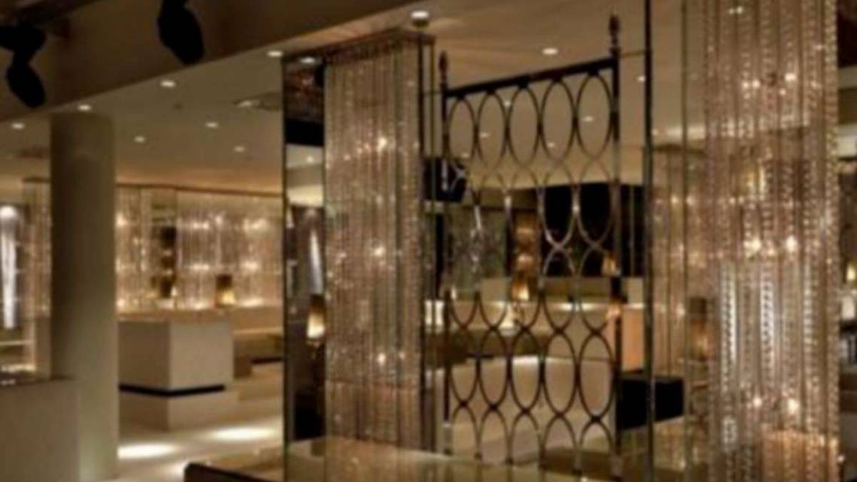 Perde un dito scendendo dal cubo in discoteca a Milano Marittima: ragazza di Predappio chiede 60mila euro