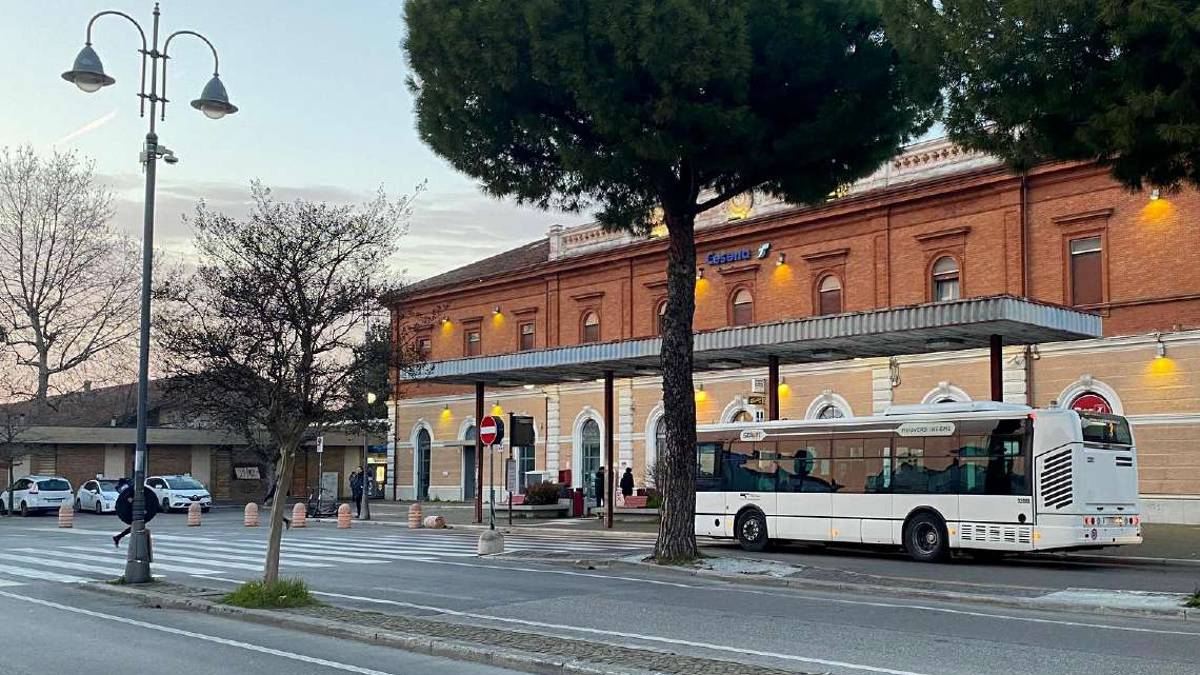 Cesena, aggressione col coltello alla stazione: tassisti allarmati