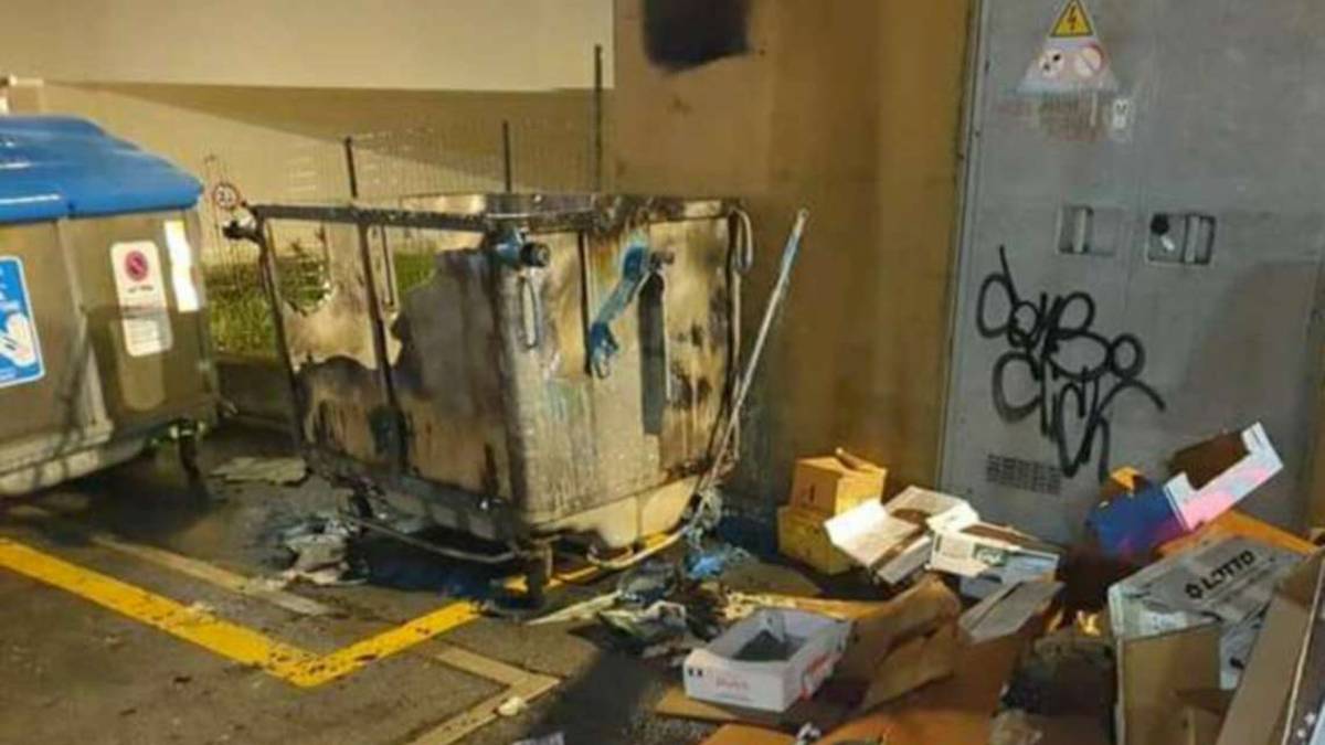 Brucia altri 4 cassonetti a Savignano: piromane individuato