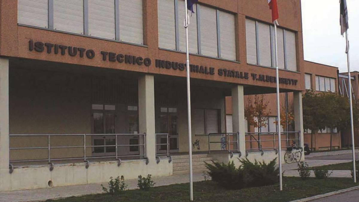 Imola, rubati nove computer in due istituti superiori