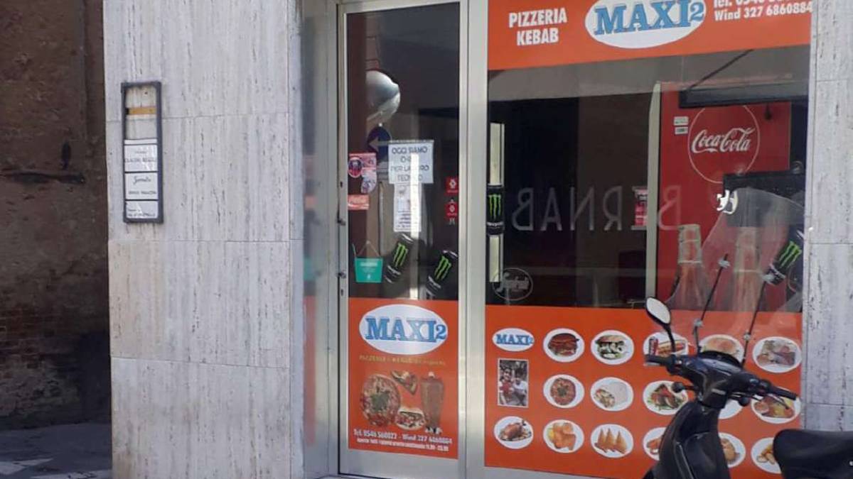 Faenza, ci sono i vermi in cucina: chiuso un kebab