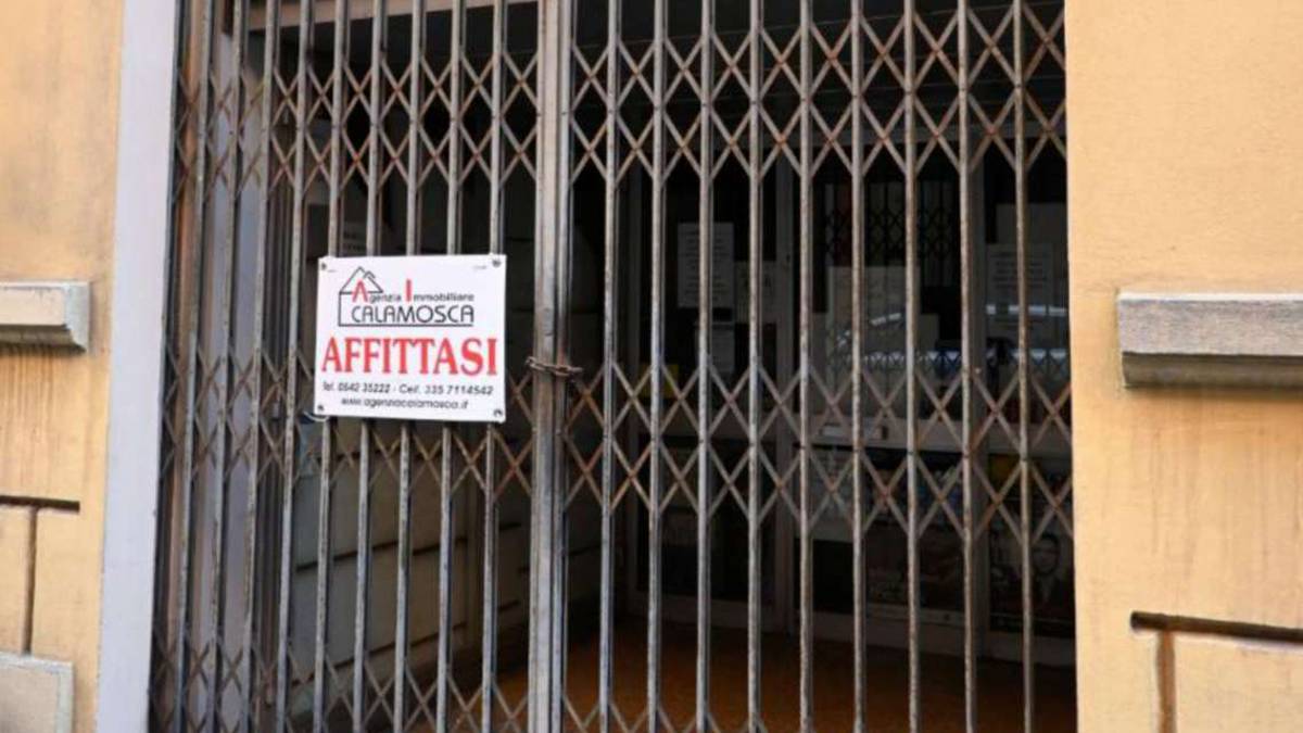 Imola, è emergenza negozi. Nel 2022 ben 106 attività in meno