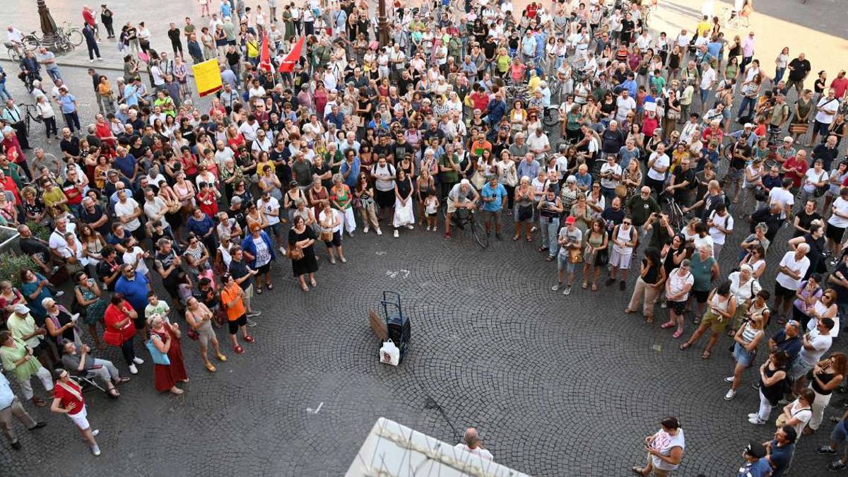 Forlì, la protesta in piazza dei 300 alluvionati. Il sindaco ci guardi in faccia. Il Comune apre al confronto