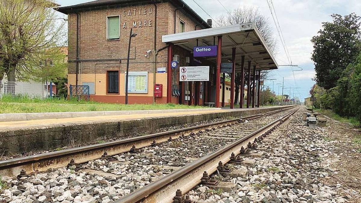 Fermo sui binari a Gatteo, il treno si ferma in tempo: folle gioco?