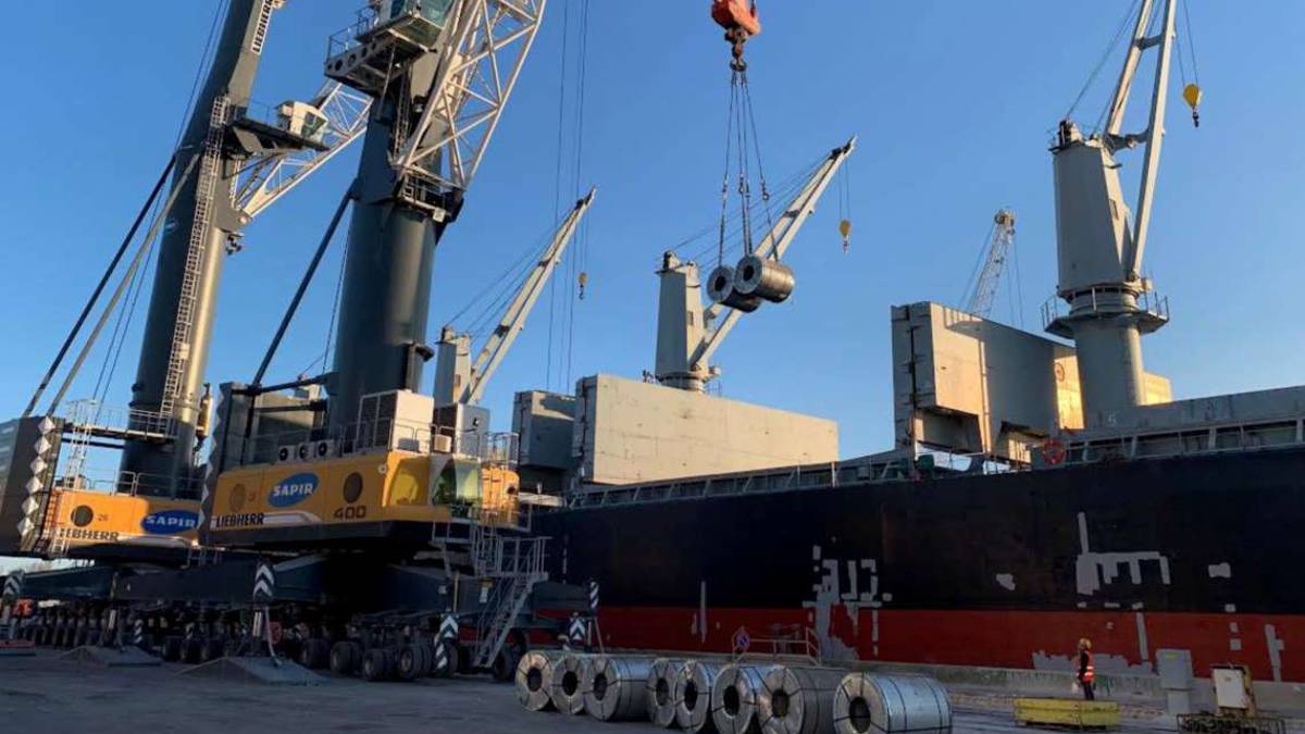 Ravenna, Sapir sbarca maxi carico di coils e salva azienda