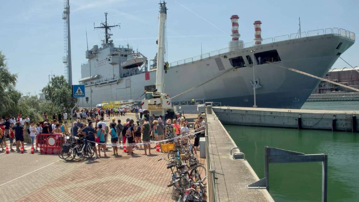 A Marina di Ravenna tutti in fila per la nave San Marco