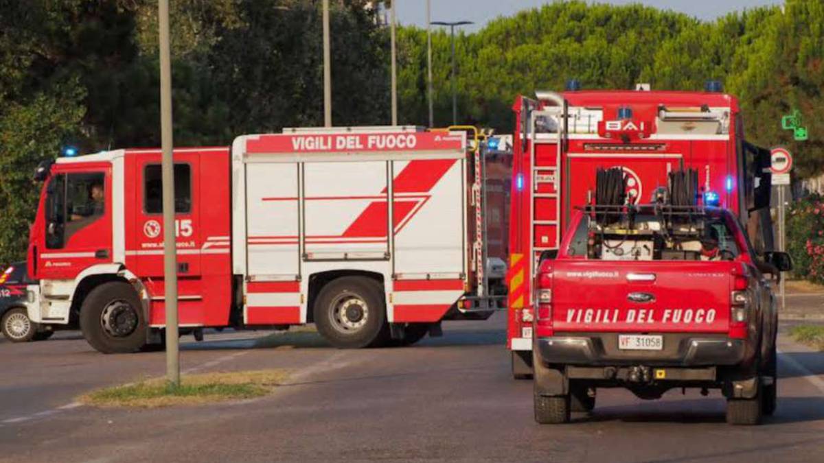 Ravenna, sterpaglie a fuoco: via Bonifica chiusa per spegnere l'incendio