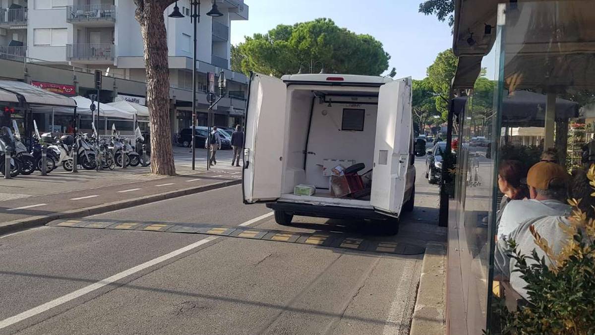 Rimini e il parcheggio selvaggio in viale Tiberio: E' pericoloso