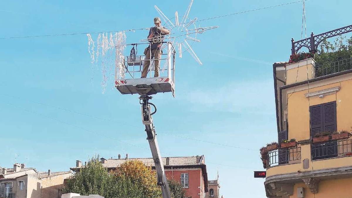 A Cesena luminarie senza costi per gli esercenti: paga il Comune