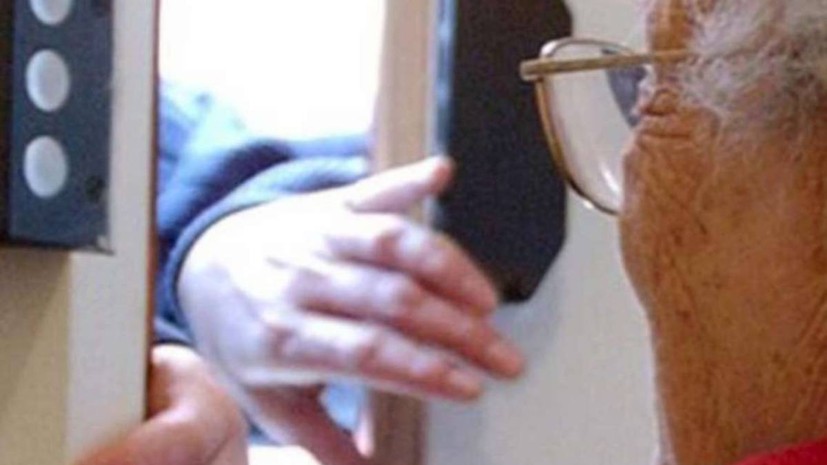 Imola, entrano in casa di anziani vestiti da poliziotti e li derubano