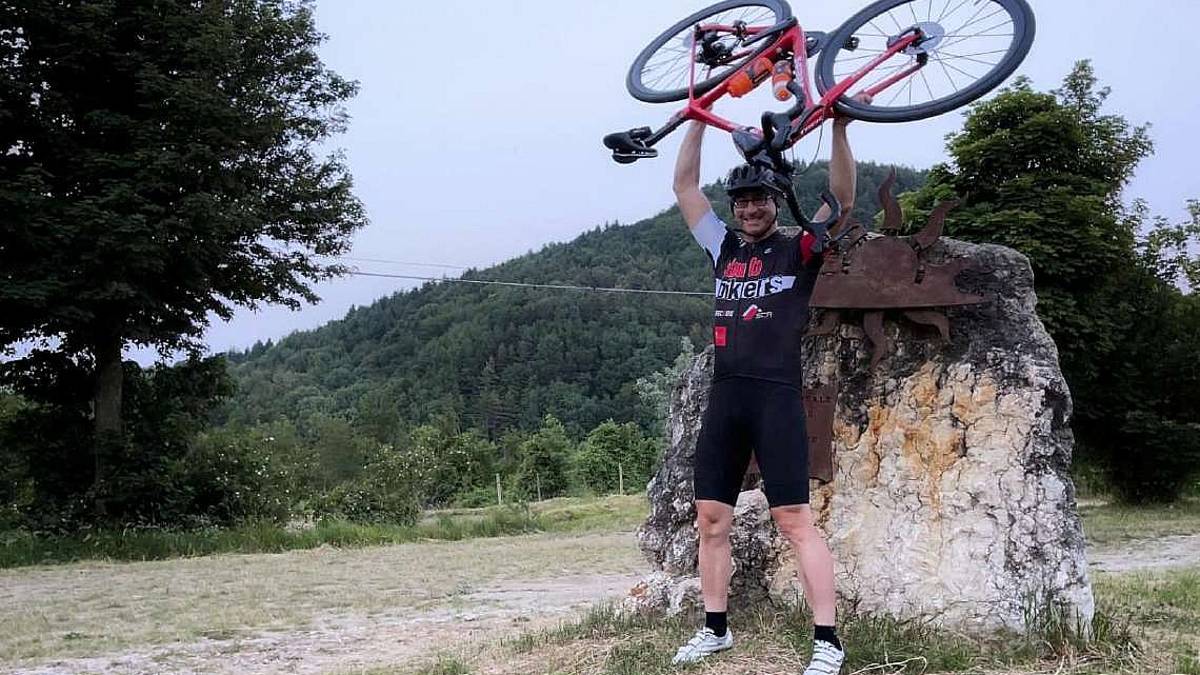 Rimini, l'impresa del super-ciclista al tempo del Covid: in bici scala un dislivello superiore all'Everest