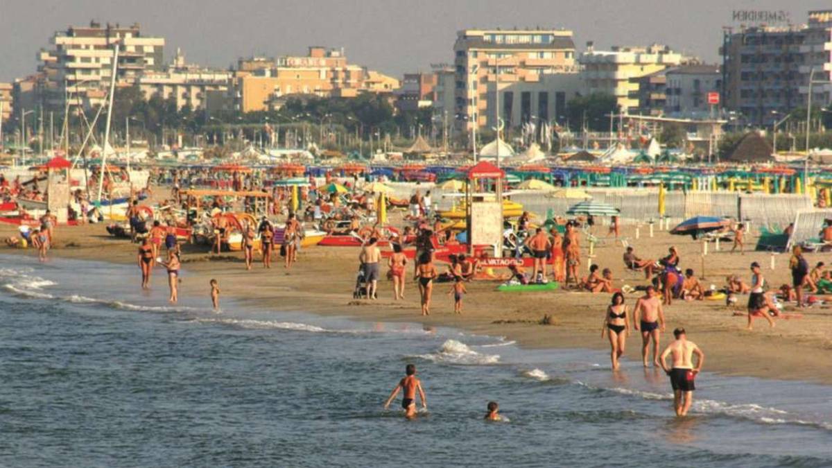Hotel di Rimini vende camere inesistenti: clienti truffati