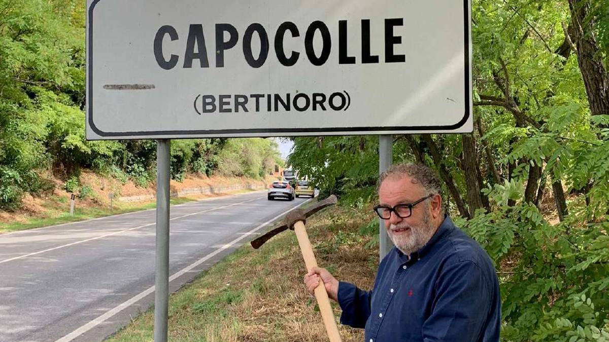 Forlì-Cesena, Bulbi prende il piccone e abbatte il cartello di Capocolle