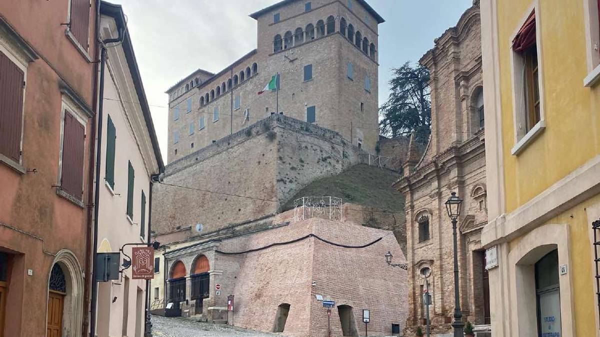 A Longiano trovate crepe alla base del castello malatestiano