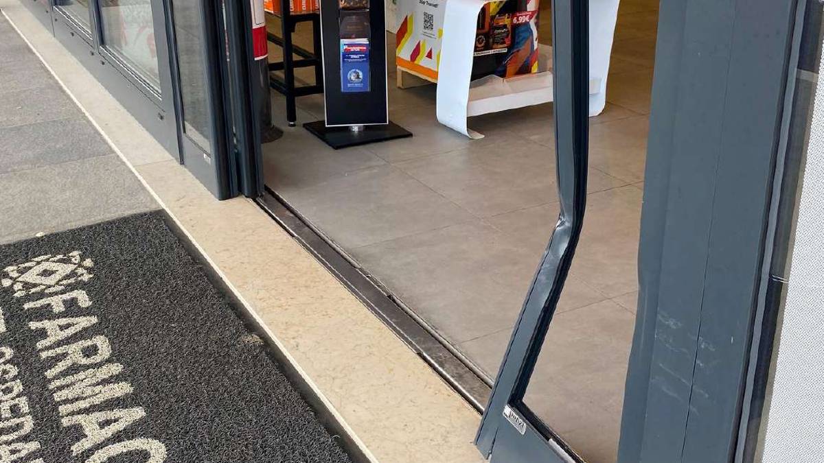 Longiano, spaccata in farmacia mentre la proprietaria dorme