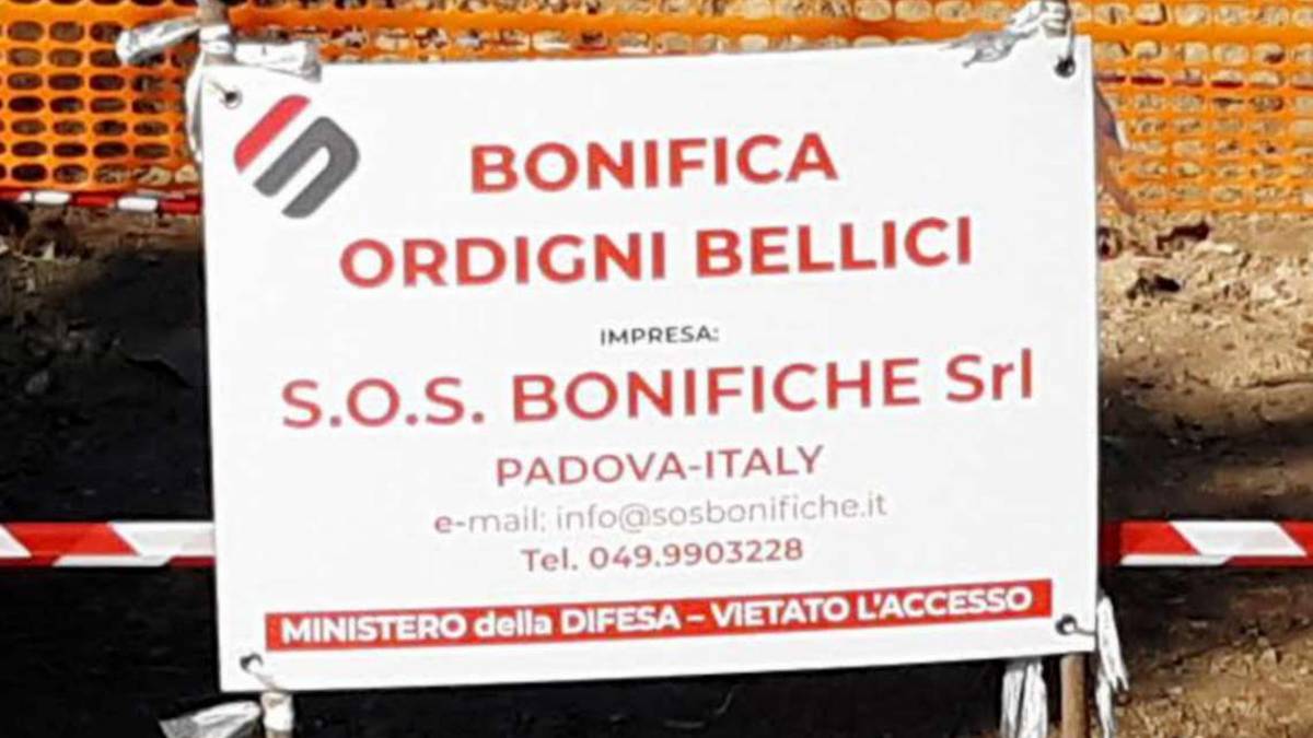 Ravenna, bonifica ordigni bellici: il cartello in zona piscina che allarma i residenti
