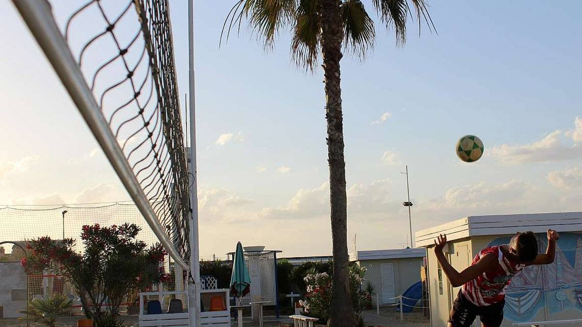 Rimini, teqball e table mania: in spiaggia si gioca a pallone sui tavolini