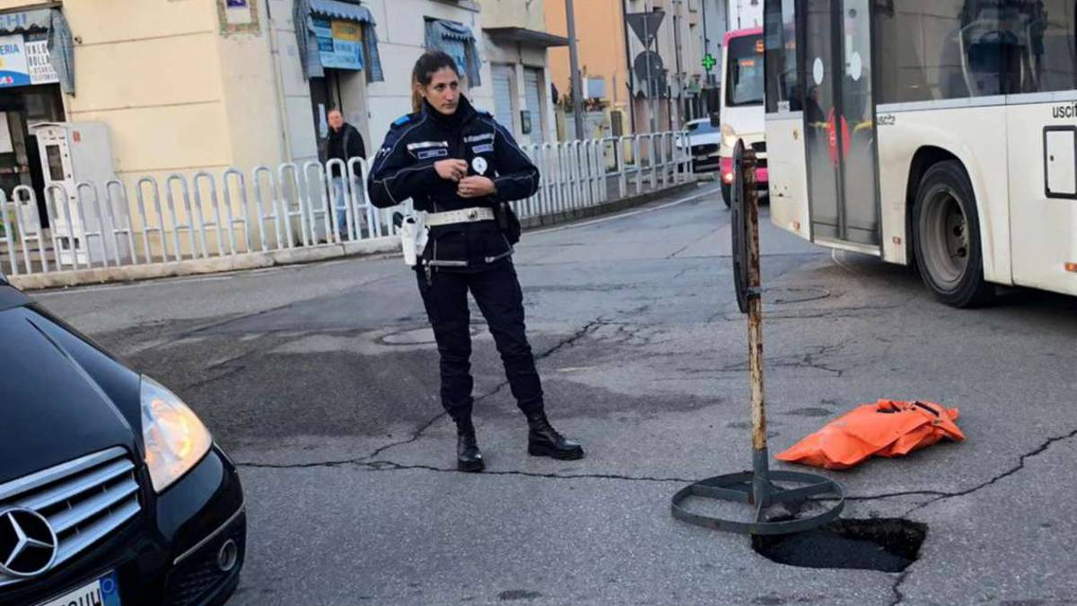 Cesena: cratere nella rotatoria, oggi i lavori in urgenza