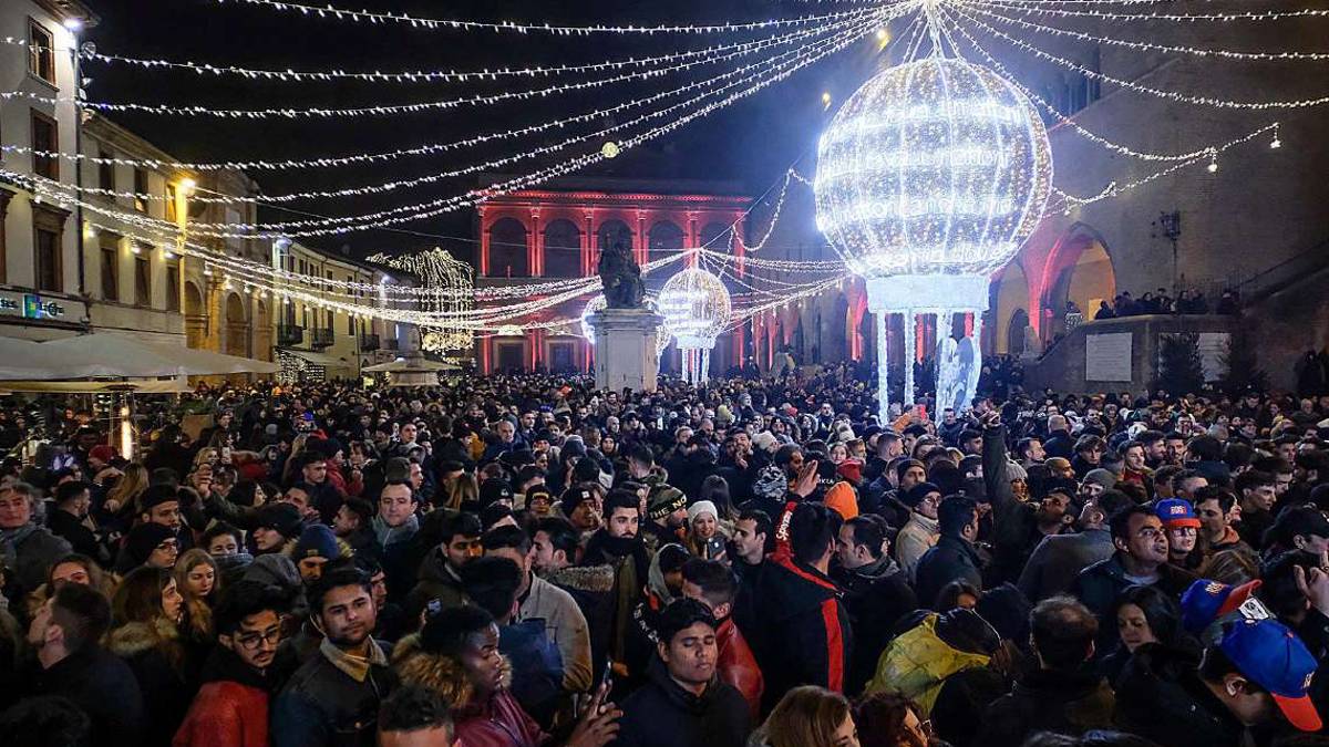 Capodanno. Rimini vieta il brindisi in piazza: bottiglie bandite