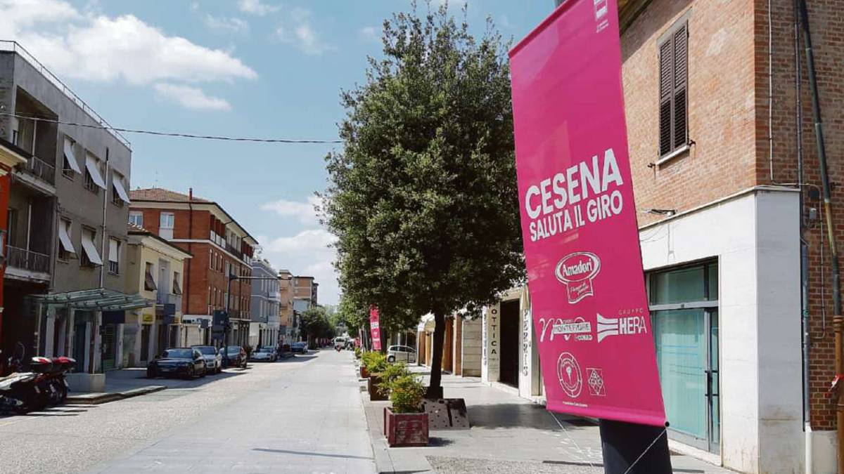 Cesena, arriva il Giro: il Comune riempie il carrello della spesa