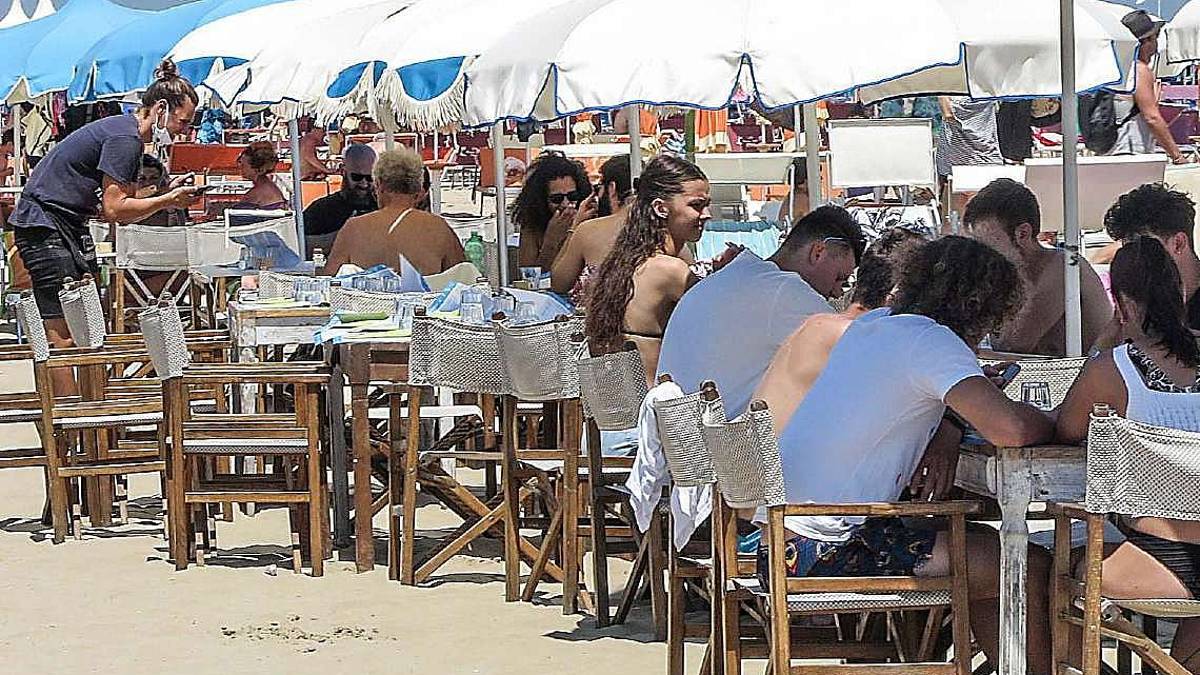 A Rimini dilagano tavolini in strada e pranzi sotto l'ombrellone