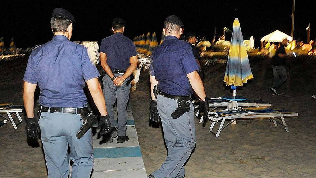Rimini, ballano in 80 senza mascherina: chiuso chiringuito a Miramare