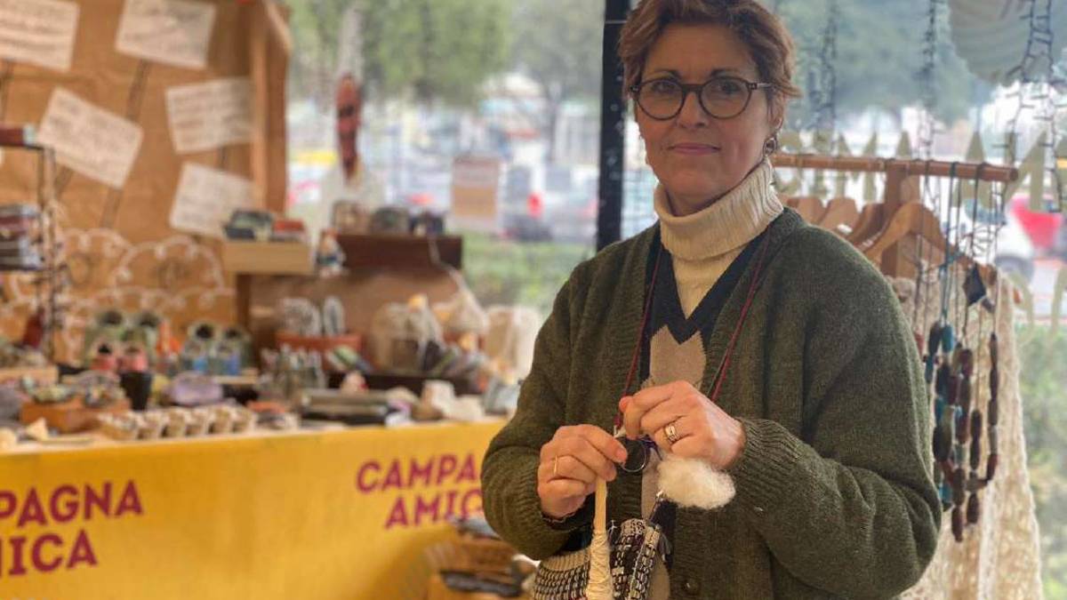 Forlì, i miei lavori di artigianato con la lana di pecora che finirebbe nei rifiuti
