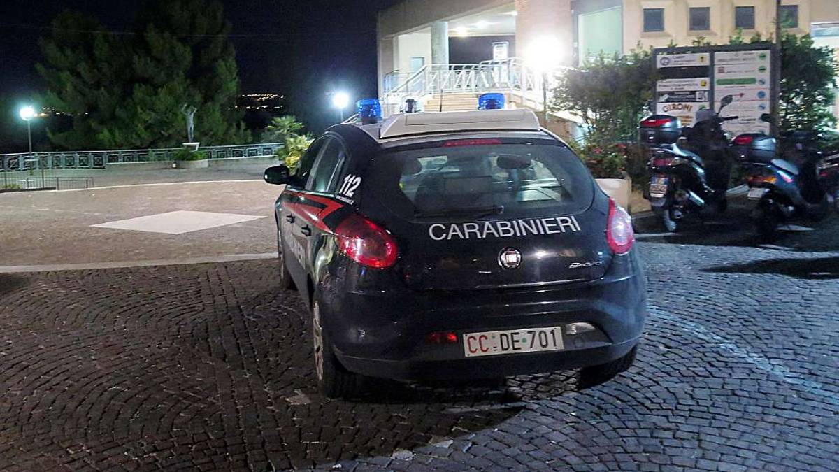 Rimini. Investono e accoltellano 25enne: padre e figlio in manette