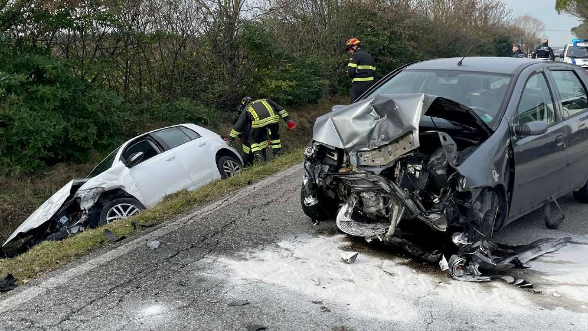 Incidente all'incrocio: due feriti finiscono all'ospedale di Cesena