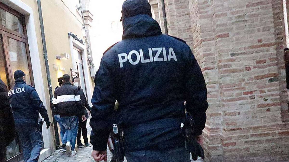 Forlì, scaglia una panchina dentro la finestra del vicino