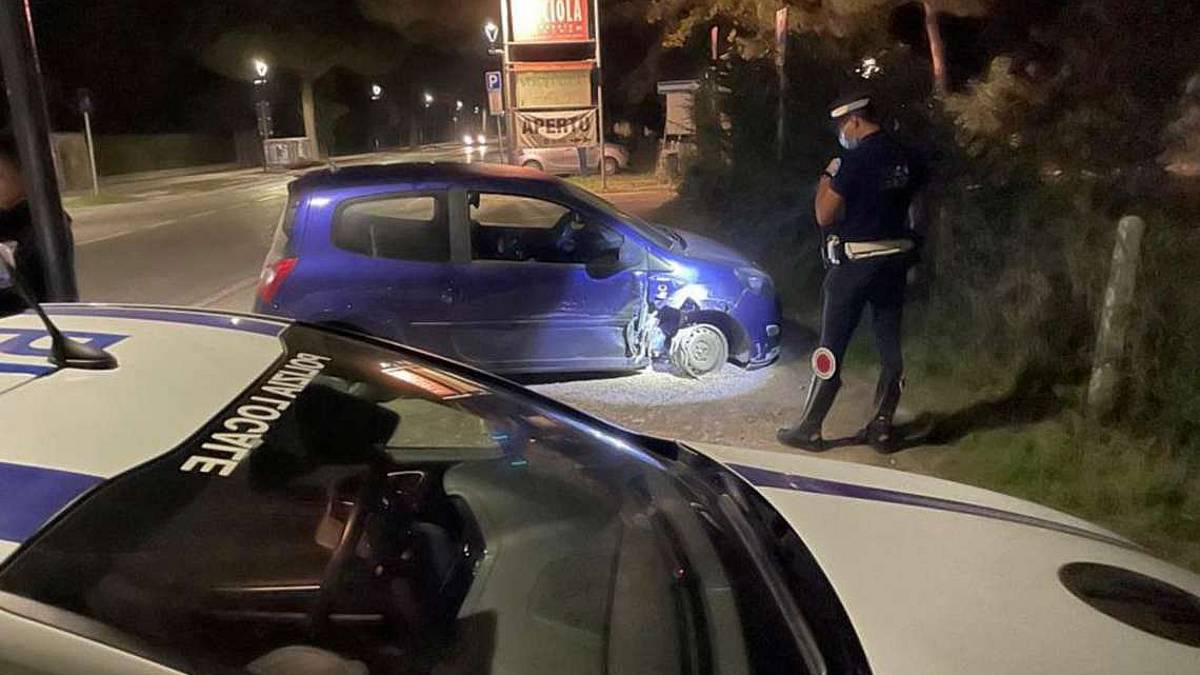 Ravenna, ubriaco causa incidente e scappa dopo aver perso una ruota