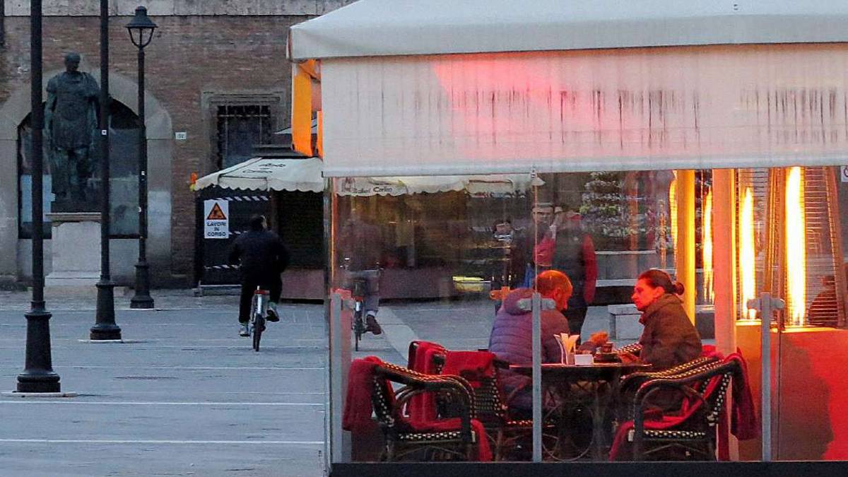 Rimini. Caro bollette: via i funghi, più coperte nei dehor